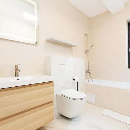 Villa Yellow - 3 Bedroom House With Private Garden, 10 Mins Driving From Old Town Brasov