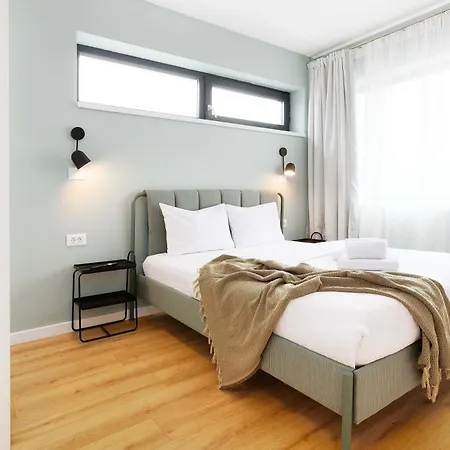 Yellow - 3 Bedroom House With Private Garden, 10 Mins Driving From Old Town Brasov