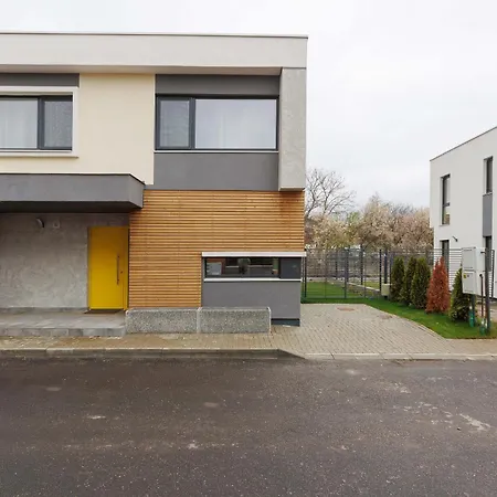 Yellow - 3 Bedroom House With Private Garden, 10 Mins Driving From Old Town Villa