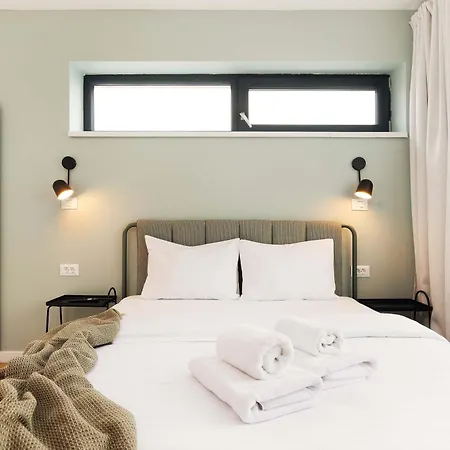 Yellow - 3 Bedroom House With Private Garden, 10 Mins Driving From Old Town Брашов