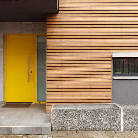 Yellow - 3 Bedroom House With Private Garden, 10 Mins Driving From Old Town