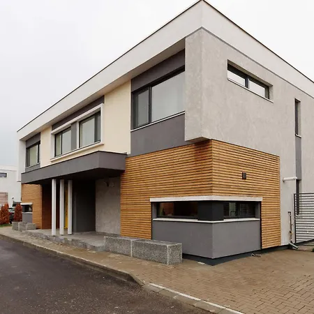 Villa Yellow - 3 Bedroom House With Private Garden, 10 Mins Driving From Old Town