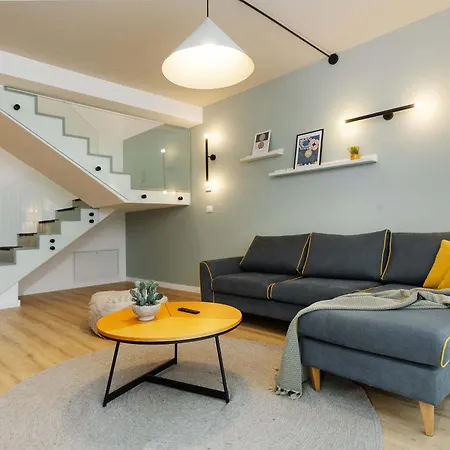 Yellow - 3 Bedroom House With Private Garden, 10 Mins Driving From Old Town Brasov