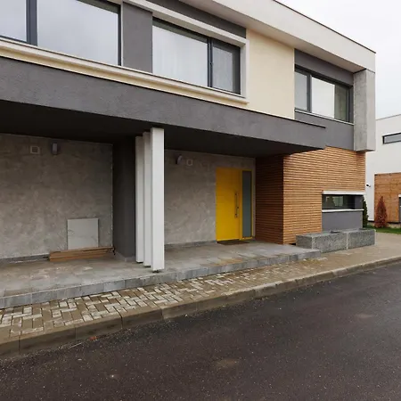 Yellow - 3 Bedroom House With Private Garden, 10 Mins Driving From Old Town Villa Braşov