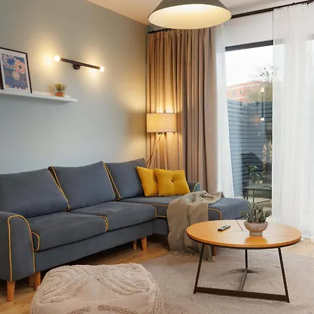 Yellow - 3 Bedroom House With Private Garden, 10 Mins Driving From Old Town *