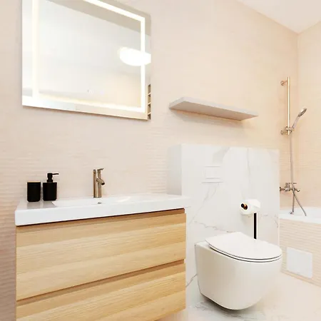 Yellow - 3 Bedroom House With Private Garden, 10 Mins Driving From Old Town Брашов