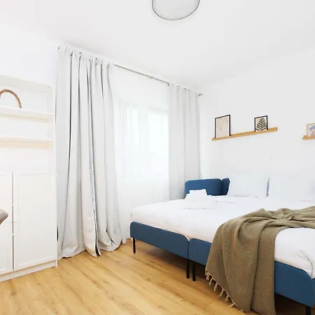 Villa Yellow - 3 Bedroom House With Private Garden, 10 Mins Driving From Old Town