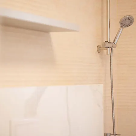 Yellow - 3 Bedroom House With Private Garden, 10 Mins Driving From Old Town * Брашов
