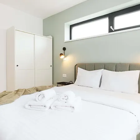 Yellow - 3 Bedroom House With Private Garden, 10 Mins Driving From Old Town Вилла Брашов