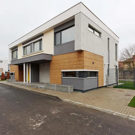 Yellow - 3 Bedroom House With Private Garden, 10 Mins Driving From Old Town * Braşov