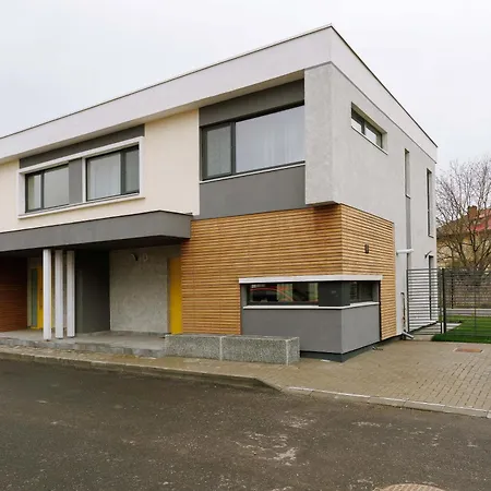 Yellow - 3 Bedroom House With Private Garden, 10 Mins Driving From Old Town Villa *