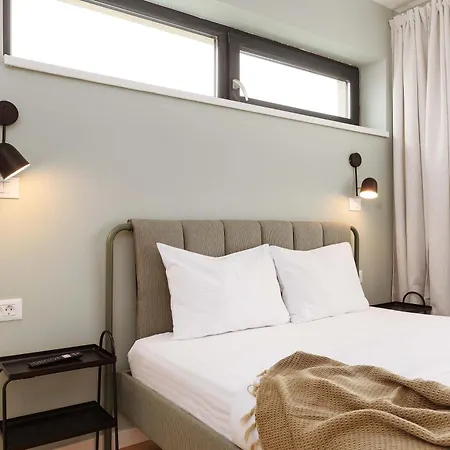 Yellow - 3 Bedroom House With Private Garden, 10 Mins Driving From Old Town Брашов