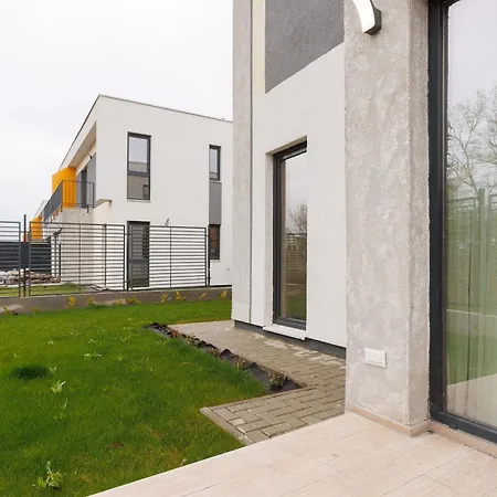 Yellow - 3 Bedroom House With Private Garden, 10 Mins Driving From Old Town Villa Braşov