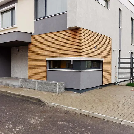 Villa Yellow - 3 Bedroom House With Private Garden, 10 Mins Driving From Old Town Brasov
