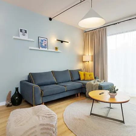 Yellow - 3 Bedroom House With Private Garden, 10 Mins Driving From Old Town *