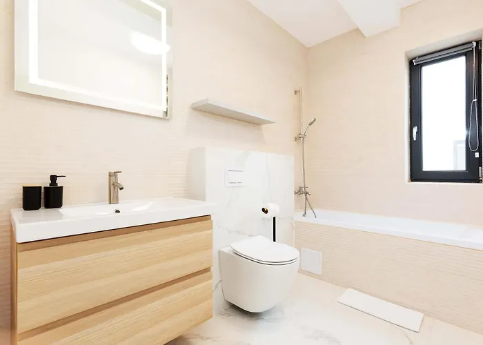 Villa Yellow - 3 Bedroom House With Private Garden, 10 Mins Driving From Old Town Brasov