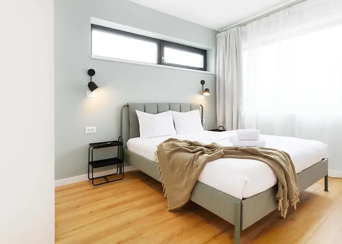 Yellow - 3 Bedroom House With Private Garden, 10 Mins Driving From Old Town Brasov