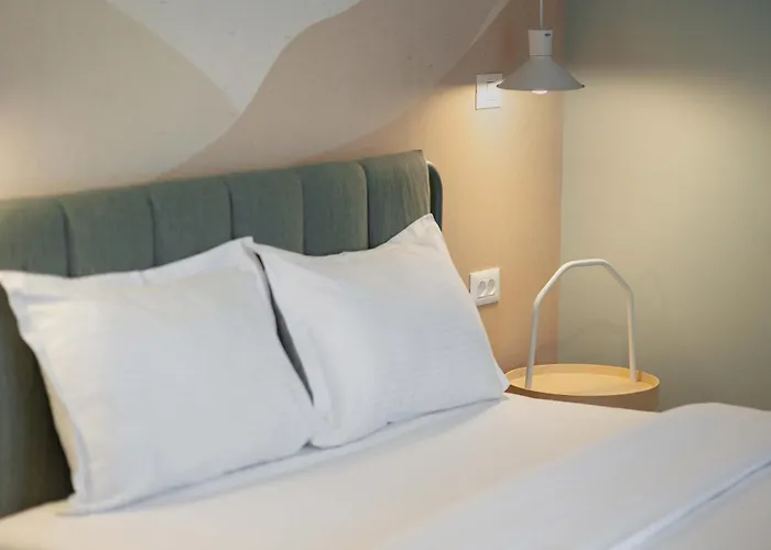 Villa Yellow - 3 Bedroom House With Private Garden, 10 Mins Driving From Old Town Braşov