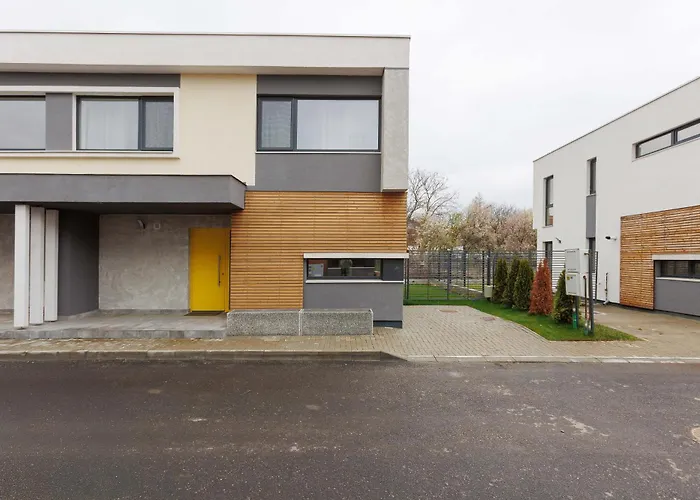 Yellow - 3 Bedroom House With Private Garden, 10 Mins Driving From Old Town Villa