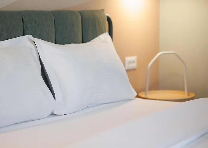 Yellow - 3 Bedroom House With Private Garden, 10 Mins Driving From Old Town *