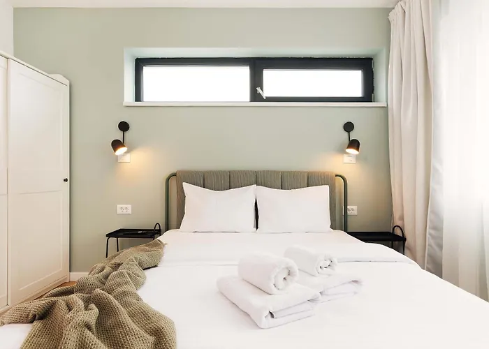 Yellow - 3 Bedroom House With Private Garden, 10 Mins Driving From Old Town Braşov