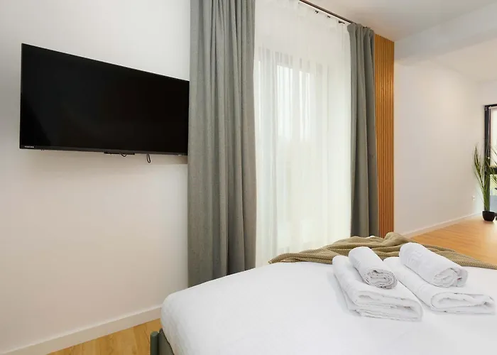 Yellow - 3 Bedroom House With Private Garden, 10 Mins Driving From Old Town Villa