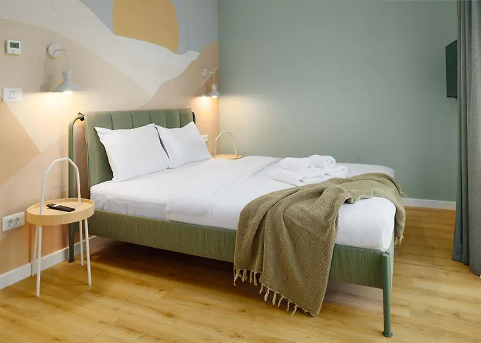 Villa Yellow - 3 Bedroom House With Private Garden, 10 Mins Driving From Old Town