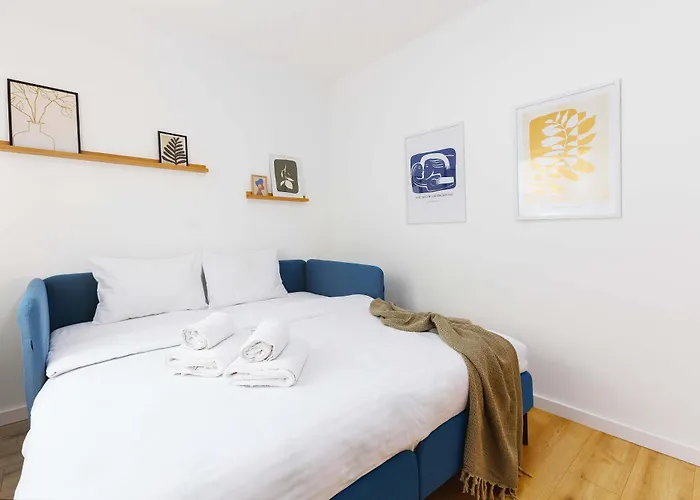 Villa Yellow - 3 Bedroom House With Private Garden, 10 Mins Driving From Old Town Brasov