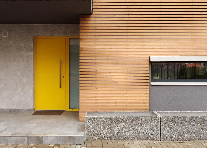 Yellow - 3 Bedroom House With Private Garden, 10 Mins Driving From Old Town