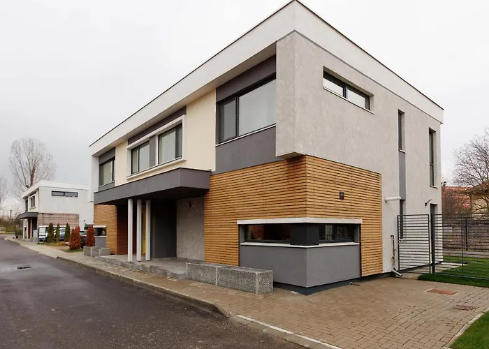 Villa Yellow - 3 Bedroom House With Private Garden, 10 Mins Driving From Old Town