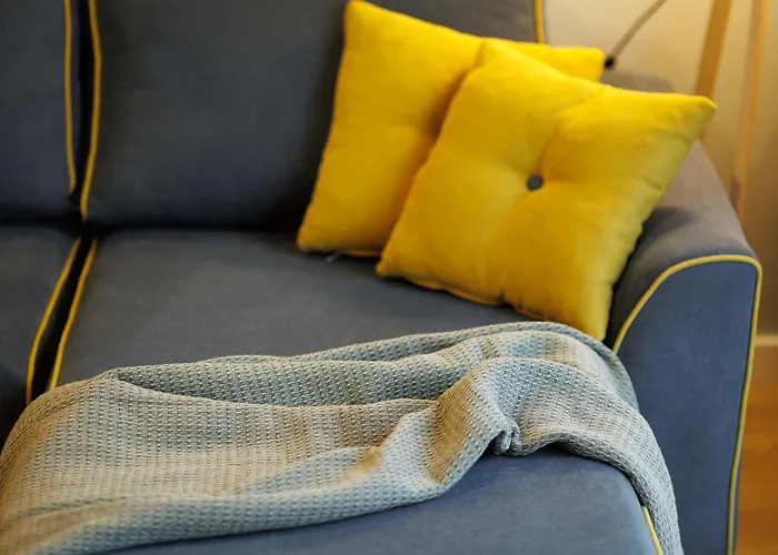 Yellow - 3 Bedroom House With Private Garden, 10 Mins Driving From Old Town *