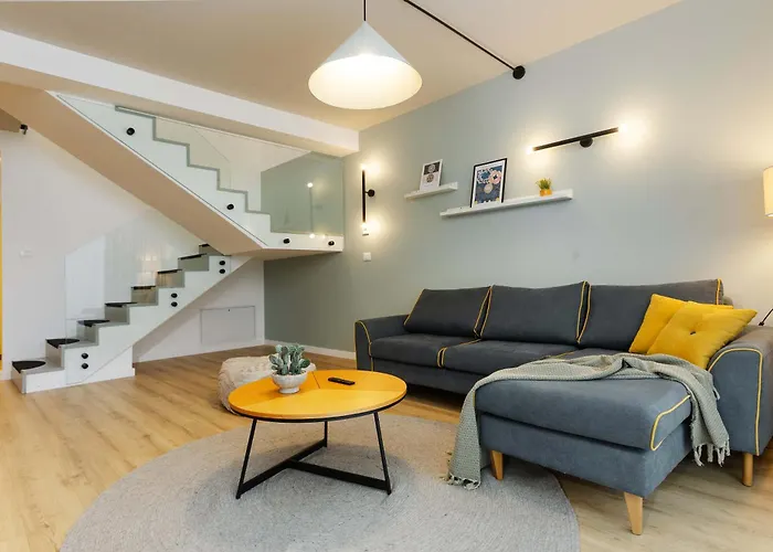 Yellow - 3 Bedroom House With Private Garden, 10 Mins Driving From Old Town Braşov