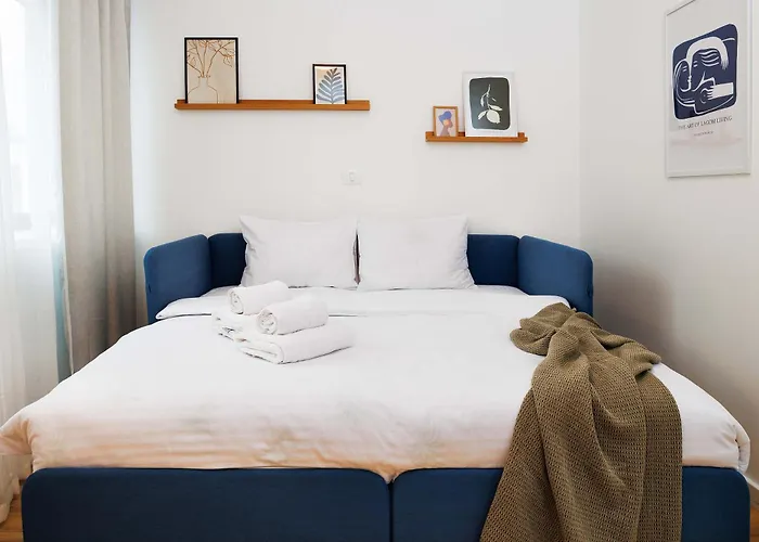 Yellow - 3 Bedroom House With Private Garden, 10 Mins Driving From Old Town Villa