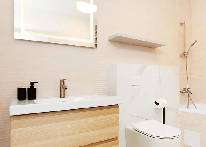 Yellow - 3 Bedroom House With Private Garden, 10 Mins Driving From Old Town Brasov