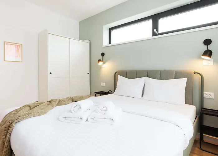 Yellow - 3 Bedroom House With Private Garden, 10 Mins Driving From Old Town Villa Braşov