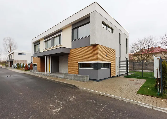 Yellow - 3 Bedroom House With Private Garden, 10 Mins Driving From Old Town * Brasov