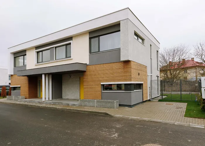 Yellow - 3 Bedroom House With Private Garden, 10 Mins Driving From Old Town Villa *