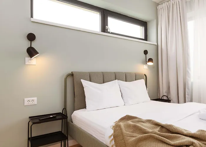 Yellow - 3 Bedroom House With Private Garden, 10 Mins Driving From Old Town Braşov