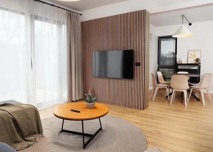 Villa Yellow - 3 Bedroom House With Private Garden, 10 Mins Driving From Old Town