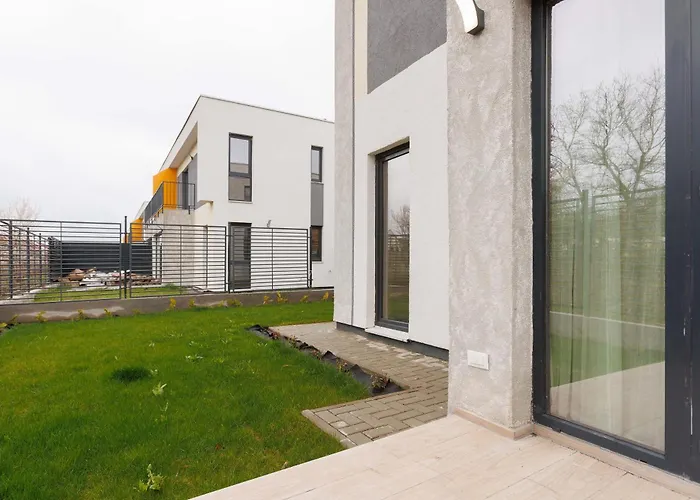 Yellow - 3 Bedroom House With Private Garden, 10 Mins Driving From Old Town Villa Braşov