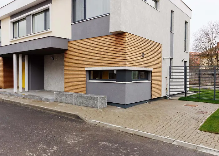 Villa Yellow - 3 Bedroom House With Private Garden, 10 Mins Driving From Old Town Braşov